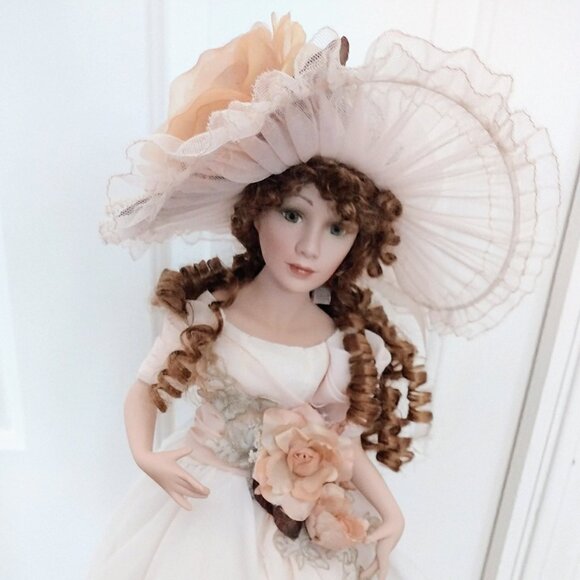 I named her AVA=CLEAN vintage Beautiful porcelain lamp can remove her hat - Picture 3 of 8